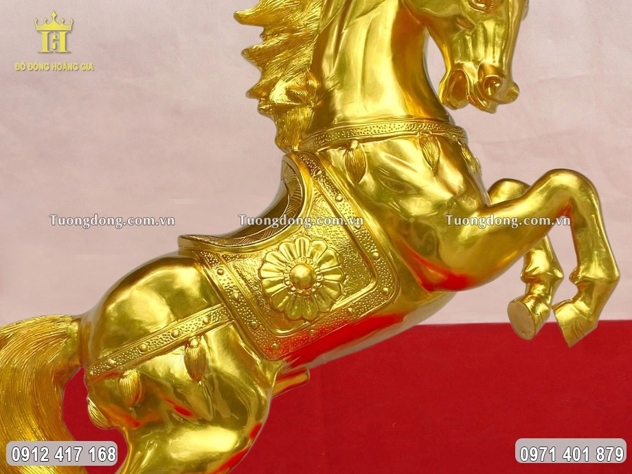 Họa tiết hoa văn trên thân ngựa